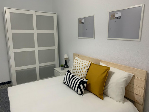 Double bedroom in a 3-bedroom apartment near Parc lo Morant