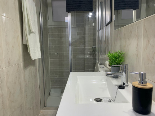 Double bedroom in a 3-bedroom apartment near Parc lo Morant