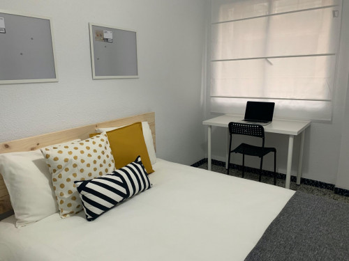 Double bedroom in a 3-bedroom apartment near Parc lo Morant
