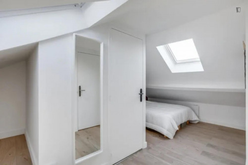 Cute double ensuite bedroom not far from Lille Catholic University