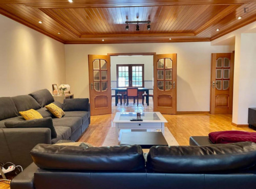 Spacious Double Bedroom close to Costa de Água