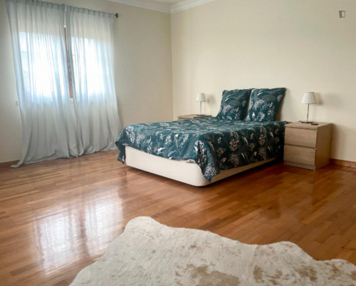 Spacious Double Bedroom close to Costa de Água