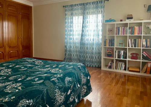 Spacious Double Bedroom close to Costa de Água
