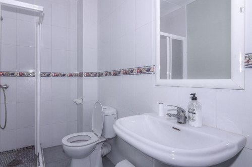 Single bedroom in 8-bedroom apartment - Gallery - 13