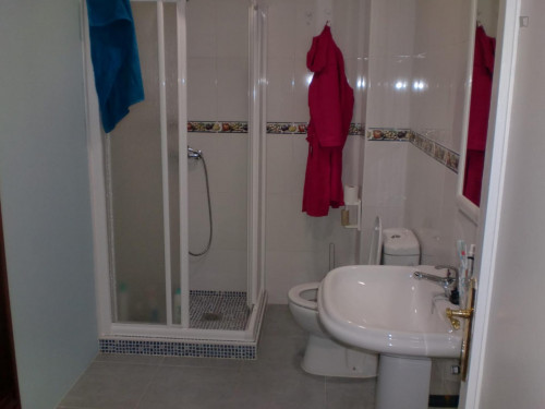 Single bedroom in 8-bedroom apartment