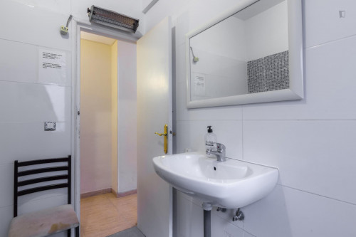 Single bedroom in 8-bedroom apartment - Gallery - 10