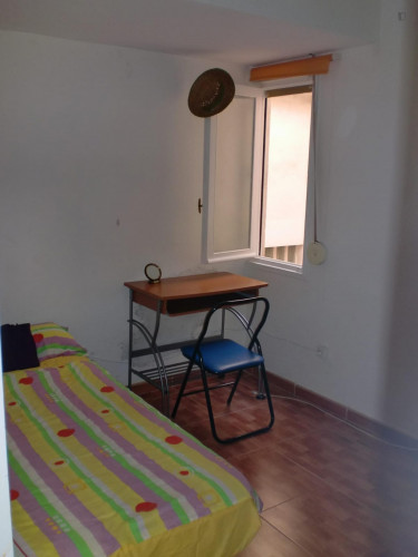 Single bedroom in 8-bedroom apartment
