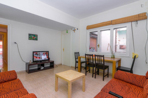 Single bedroom in 8-bedroom apartment - Gallery - 5