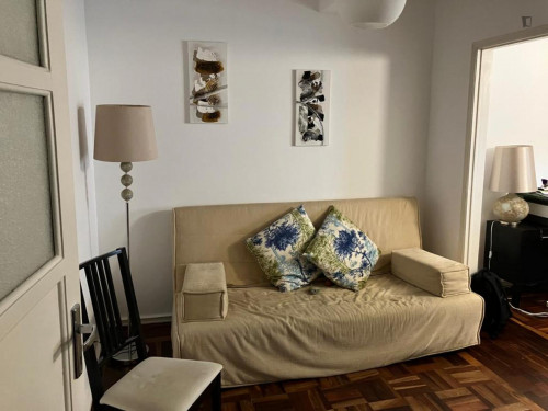 Luminous single room in Ajuda