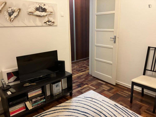 Luminous single room in Ajuda