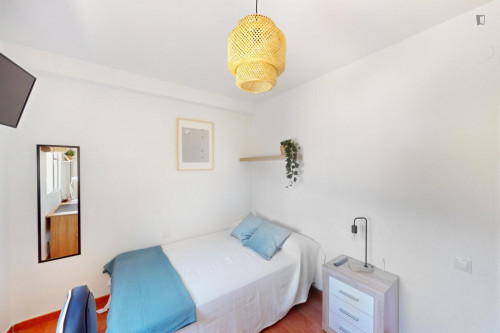 Great looking single bedroom