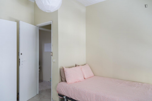 First-class double bedroom close to Arroios metro station  - Gallery -  5