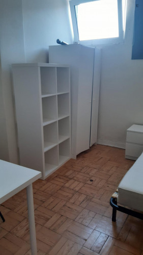 Comfy single bedroom in a 6-bedroom flat