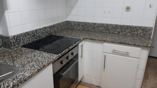 Comfy single bedroom in a 6-bedroom flat