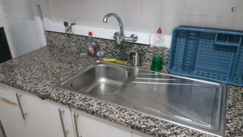 Comfy single bedroom in a 6-bedroom flat