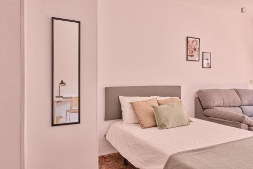 Spacious double bedroom with a balcony, in Benimaclet