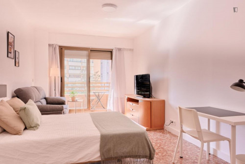Spacious double bedroom with a balcony, in Benimaclet