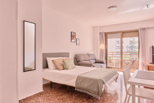 Spacious double bedroom with a balcony, in Benimaclet