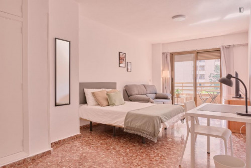 Spacious double bedroom with a balcony, in Benimaclet