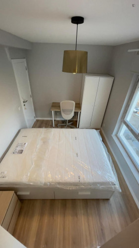 Bright double ensuite bedroom next to Egas Moniz 
