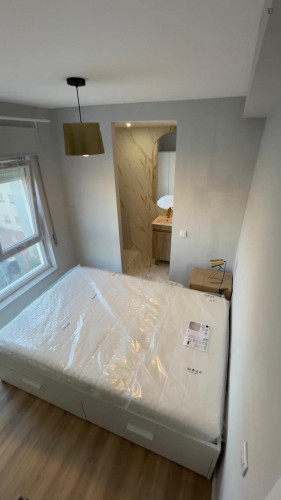 Bright double ensuite bedroom next to Egas Moniz 
