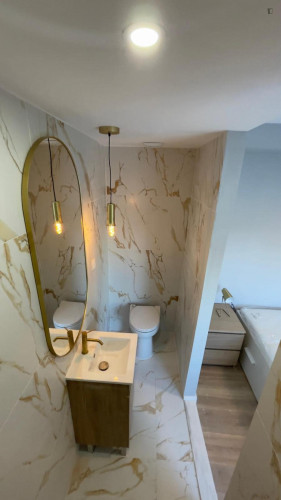 Bright double ensuite bedroom next to Egas Moniz  - Gallery - 5
