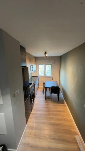 Bright double ensuite bedroom next to Egas Moniz 