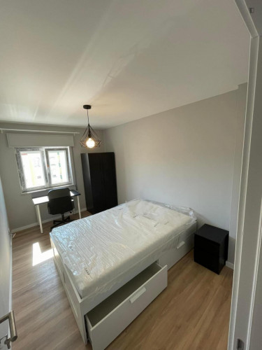 Sunny double bedroom next to Pragal train station