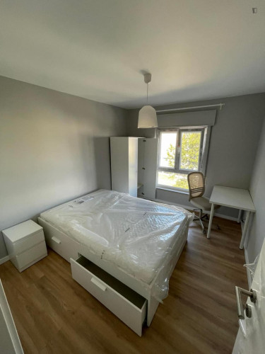 Colourful double bedroom in Caparica