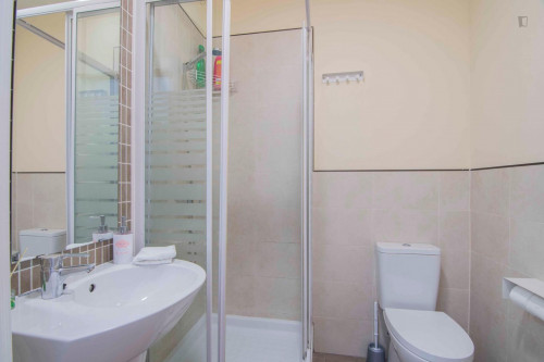 Cozy 2-bedroom apartment near Iglesia de San Antón