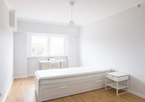 Sunny bedroom in Junqueiro