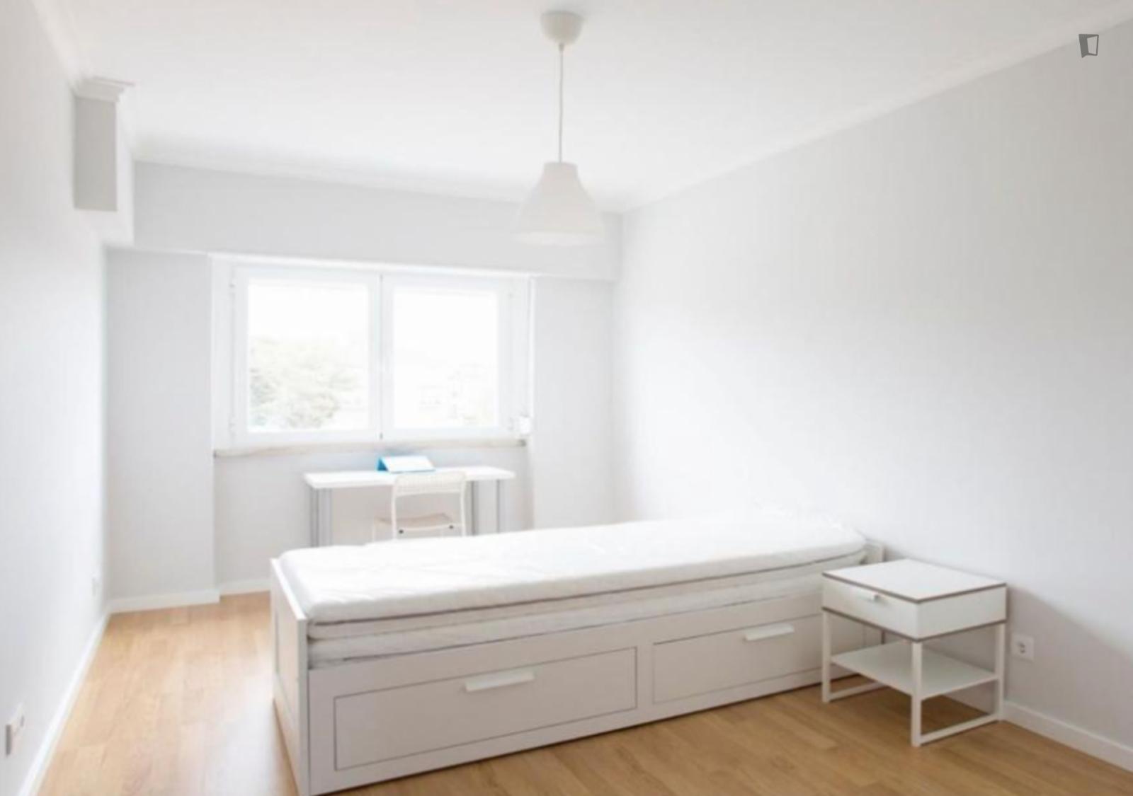 Sunny Bedroom In Junqueiro - 1