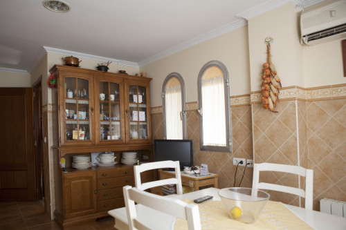 Wide twin bedroom in a great house, in Mairena del Aljarafe - Gallery - 12