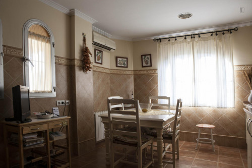 Wide twin bedroom in a great house, in Mairena del Aljarafe