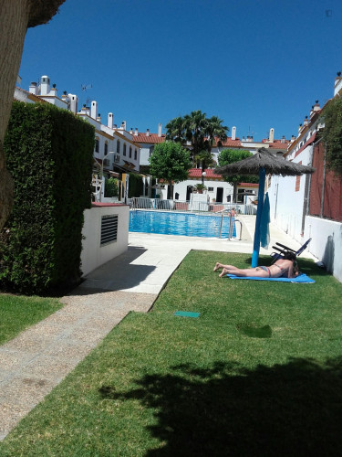 Wide twin bedroom in a great house, in Mairena del Aljarafe