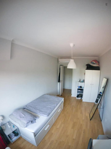 Neat single bedroom next to Carcavelos beach