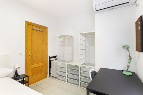 Habitaciones, con terraza exterior. A 50 mts del Mercadona y del Metro