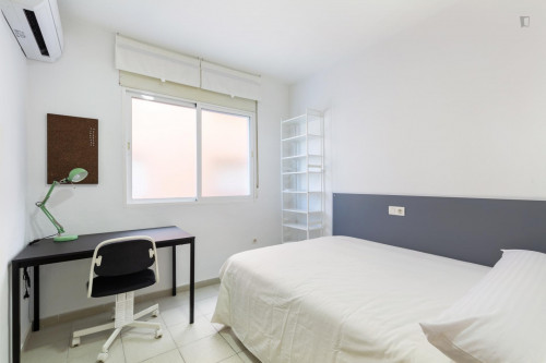 Habitaciones, con terraza exterior. A 50 mts del Mercadona y del Metro