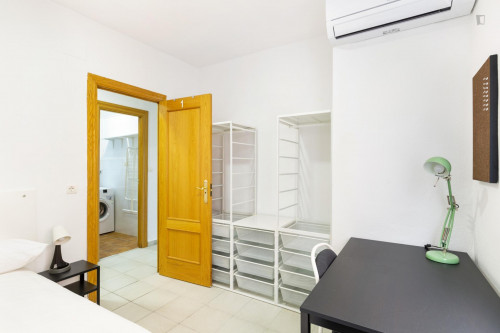 Habitaciones, con terraza exterior. A 50 mts del Mercadona y del Metro