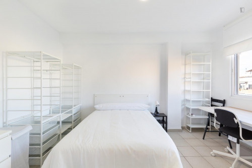 Habitaciones, con terraza exterior. A 50 mts del Mercadona y del Metro