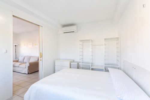 Habitaciones, con terraza exterior. A 50 mts del Mercadona y del Metro