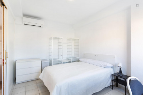 Habitaciones, con terraza exterior. A 50 mts del Mercadona y del Metro