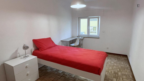 Bright single bedroom next to Telheiras metro station
