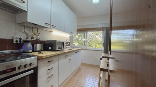 Bright single bedroom next to Telheiras metro station