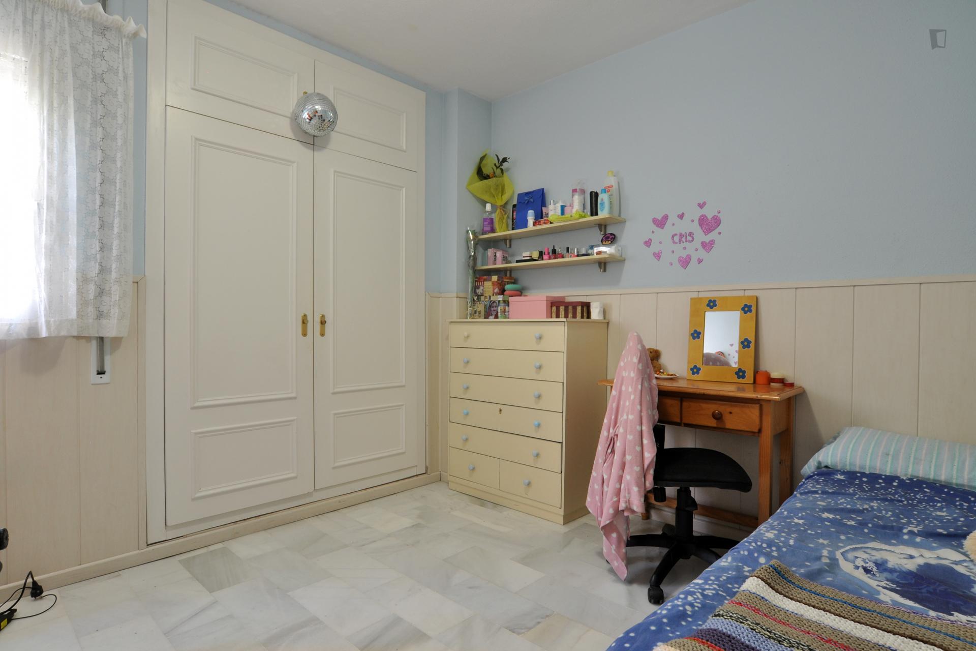Single bedroom in a 4-bedroom apartment 15' walking from Campus Universitario
