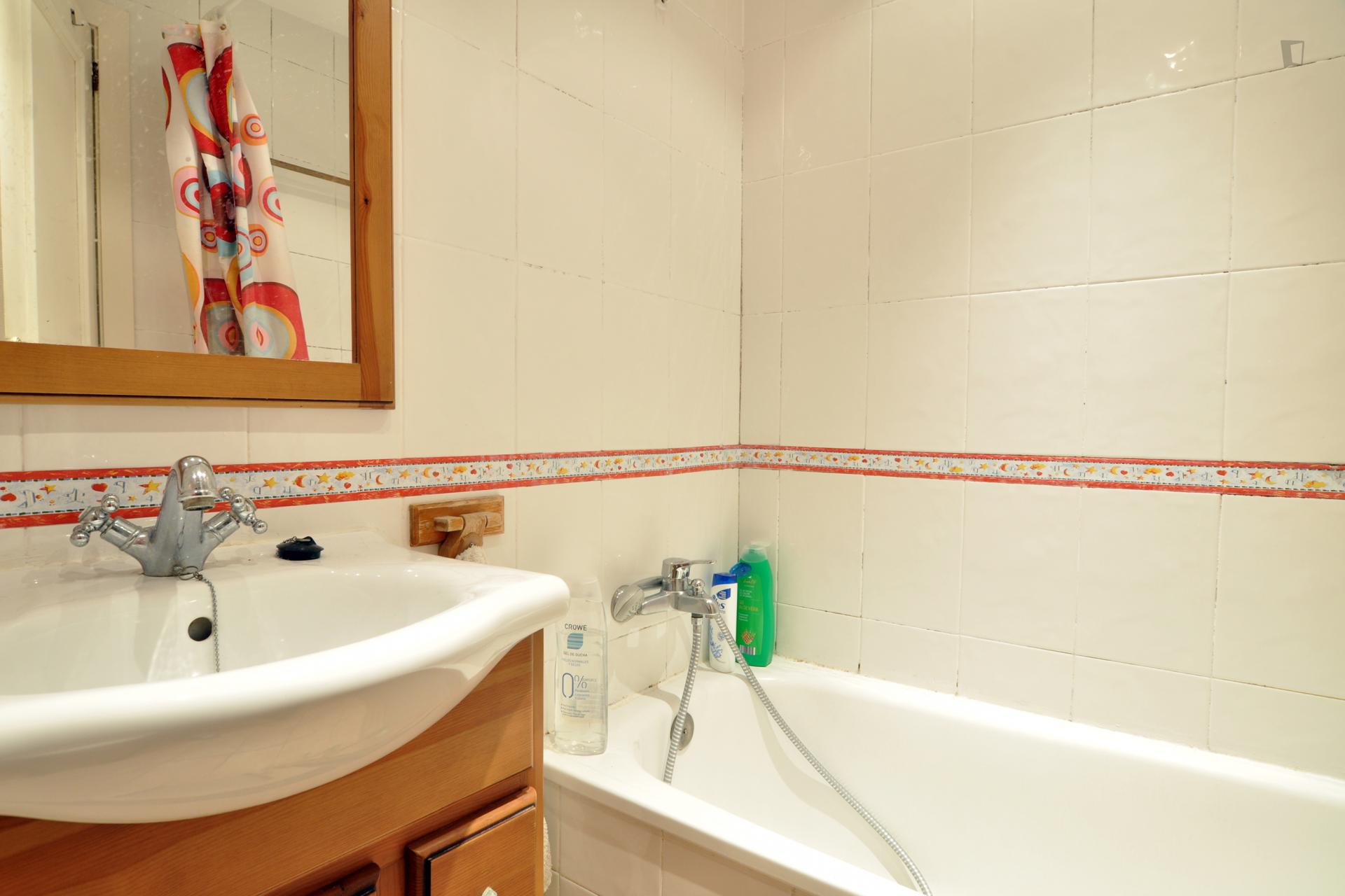 Single bedroom in a 4-bedroom apartment 15' walking from Campus Universitario