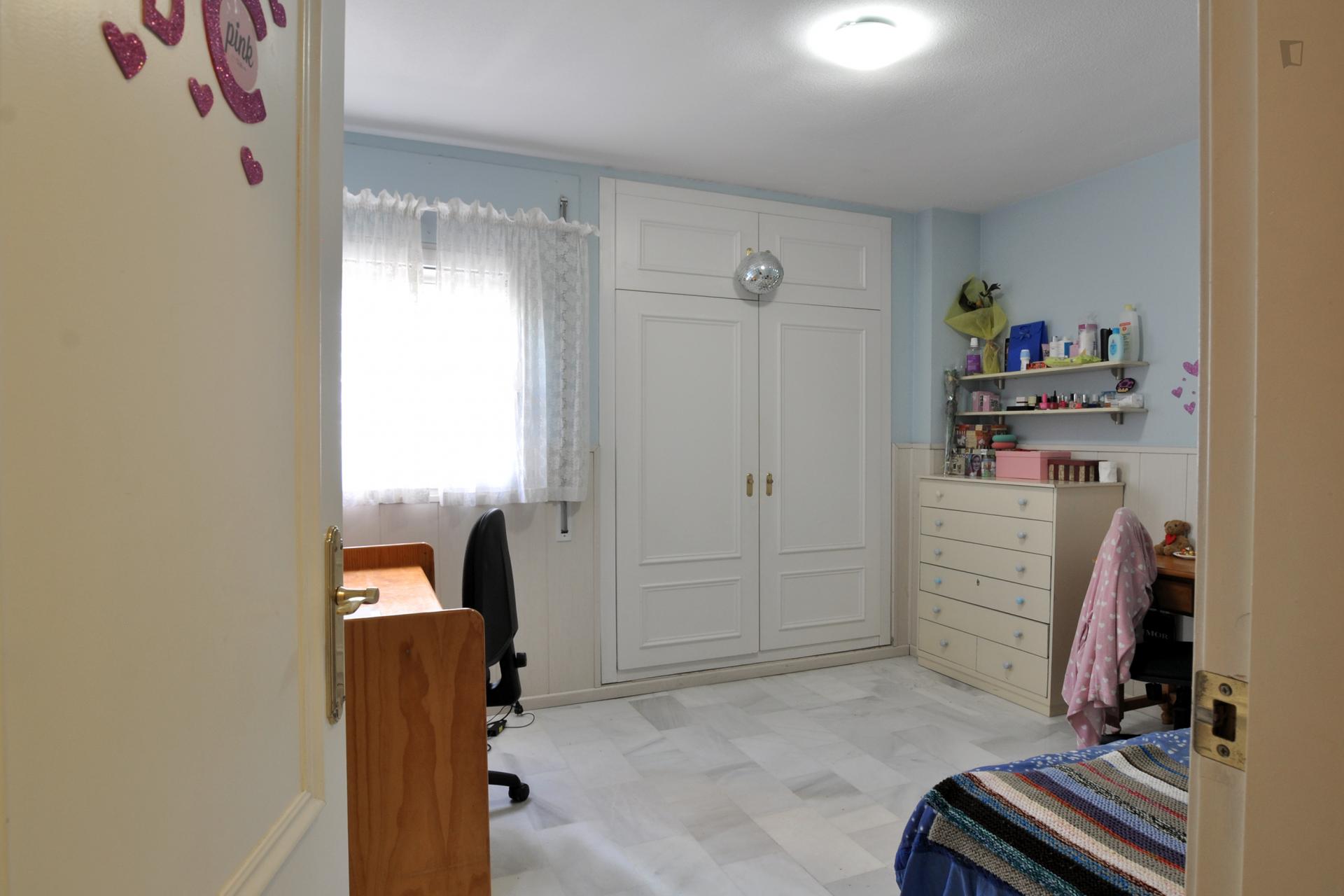 Single bedroom in a 4-bedroom apartment 15' walking from Campus Universitario