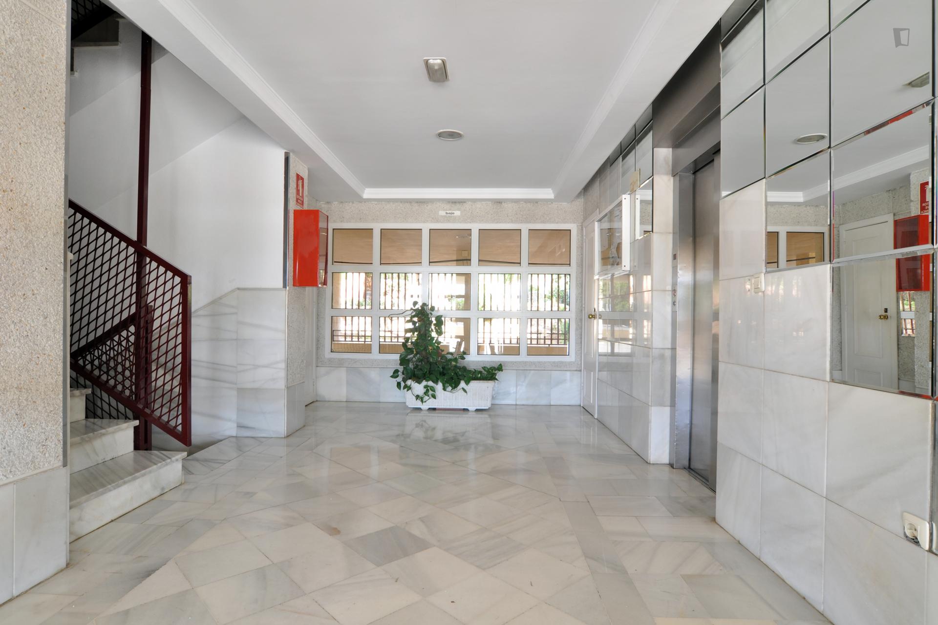 Single bedroom in a 4-bedroom apartment 15' walking from Campus Universitario