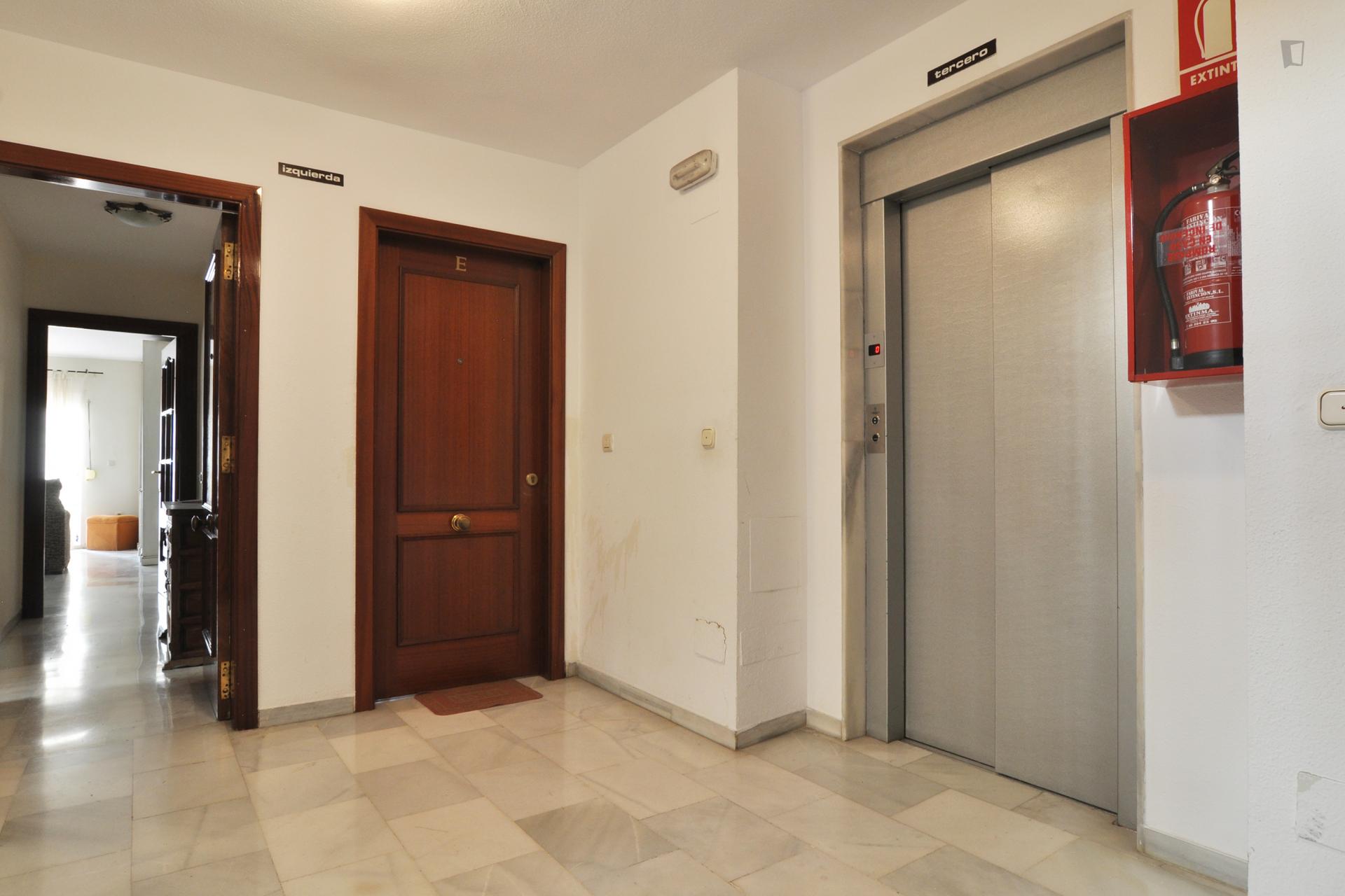 Single bedroom in a 4-bedroom apartment 15' walking from Campus Universitario