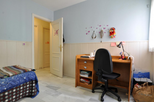 Bright and cosy single bedroom in a 4-bedroom apartment near Universidad Laboral - Gallery - 18